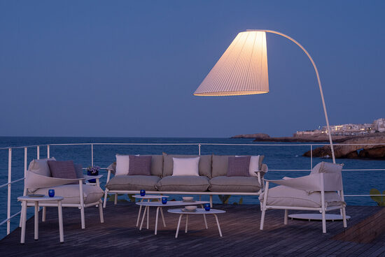 Balta atmosfēriskā apgaismojuma ārtelpas stāvlampa